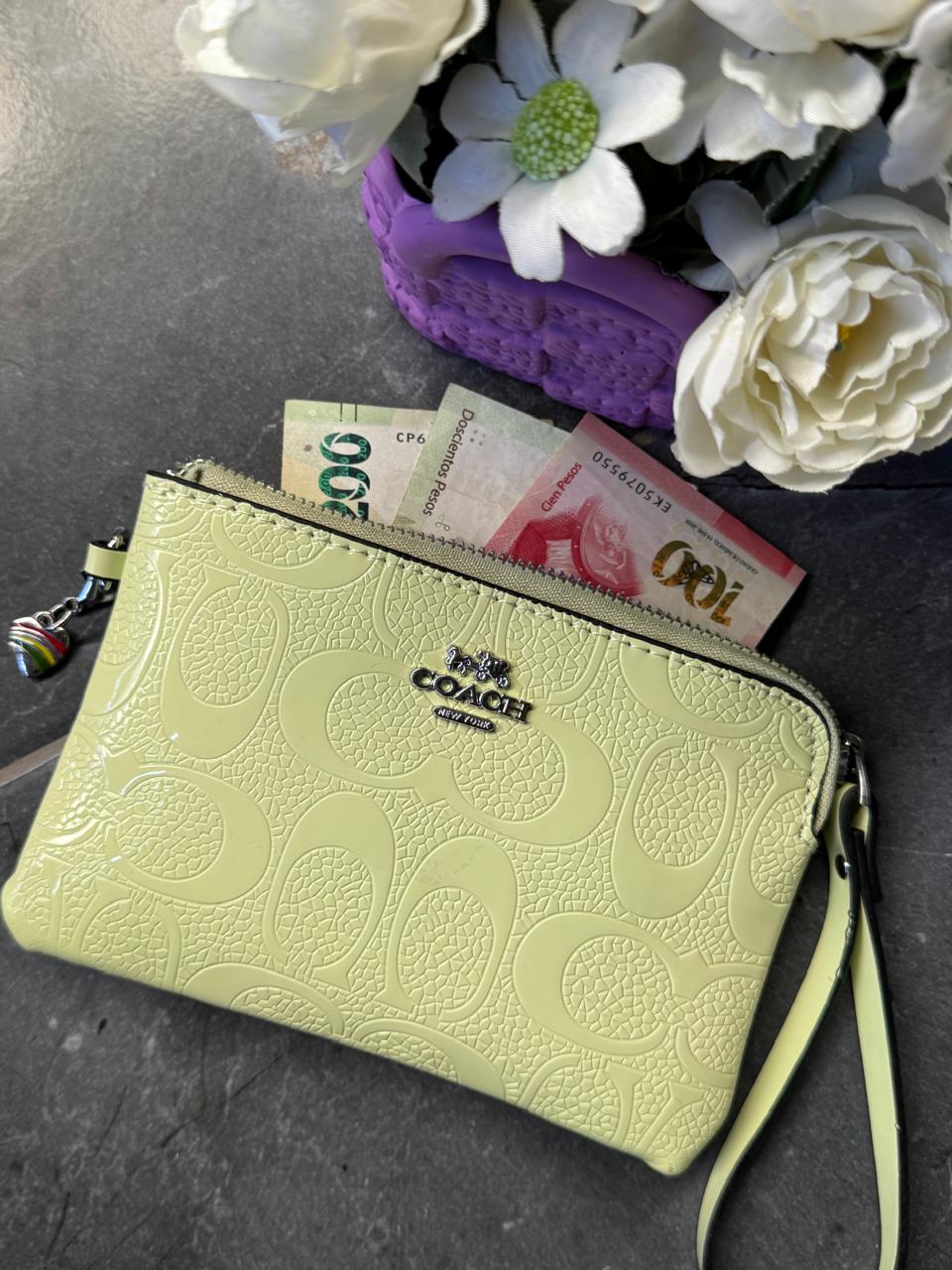 MUÑEQUERA COACH VERDE LIMON CHAROL ESTAMPADO