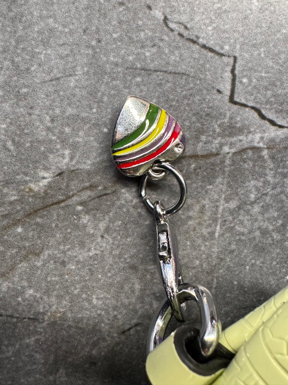 MUÑEQUERA COACH VERDE LIMON CHAROL ESTAMPADO