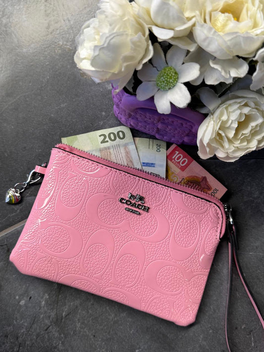 MUÑEQUERA COACH ROSA CHAROL ESTAMPADO