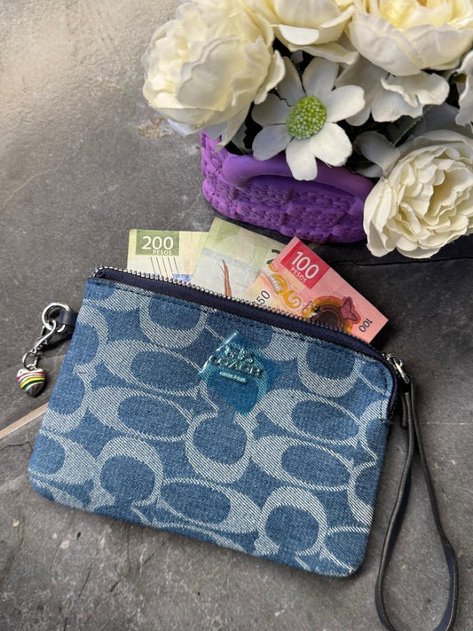 MUÑEQUERA COACH AZUL MEZCLILLA ESTAMPADO