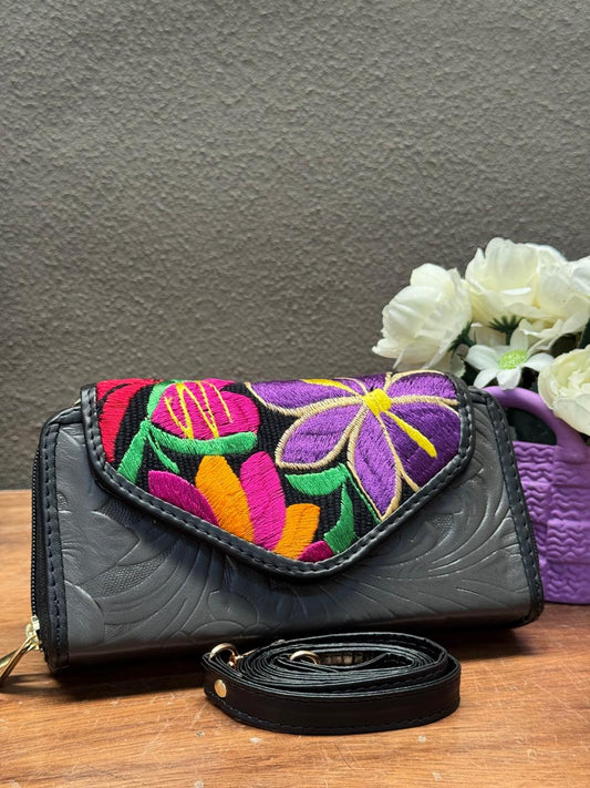 CARTERA PIEL TAPA BORDADA OXFORD/FONDO NEGRO Y FLORES COLORES