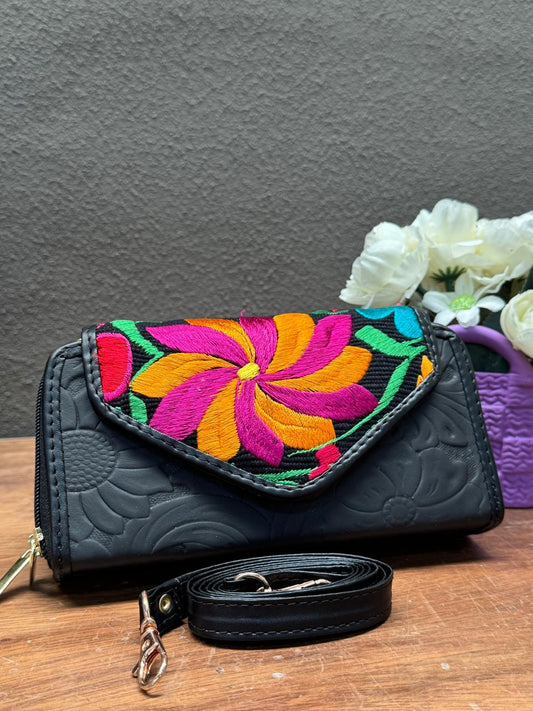 CARTERA PIEL TAPA BORDADA NEGRO/FONDO NEGRO Y FLORES COLORES