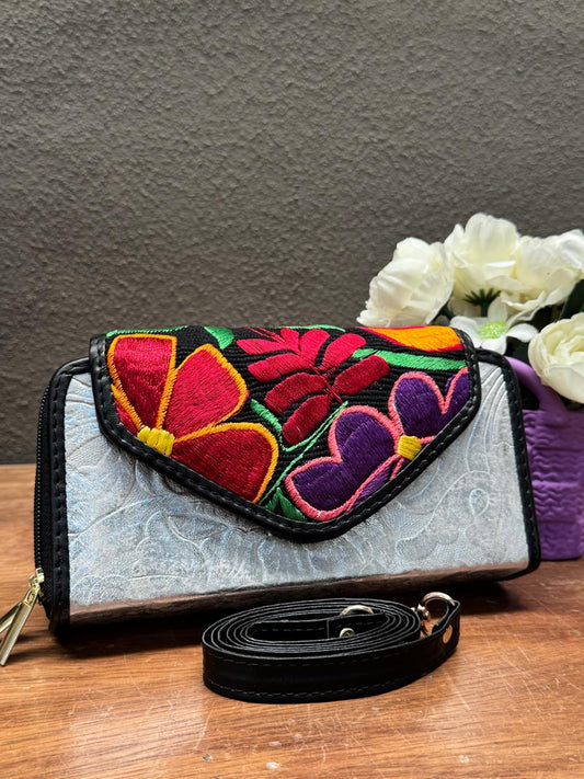 CARTERA PIEL TAPA BORDADA PLATA/FONDO NEGRO Y FLORES COLORES