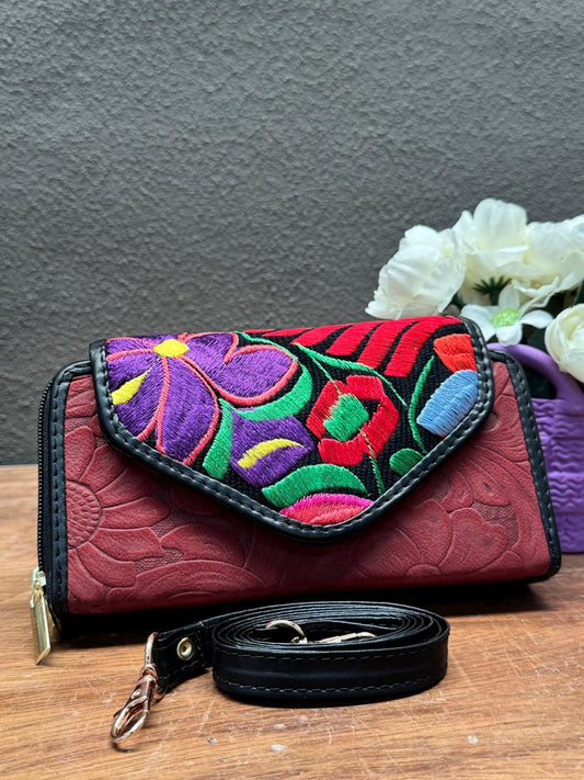 CARTERA PIEL TAPA BORDADA VINO/FONDO NEGRO Y FLORES COLORES