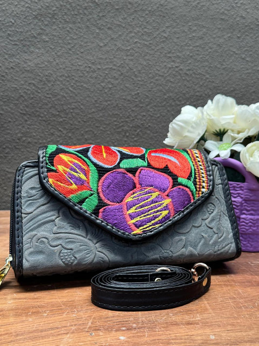 CARTERA PIEL TAPA BORDADA GRIS/FONDO NEGRO Y FLORES COLORES