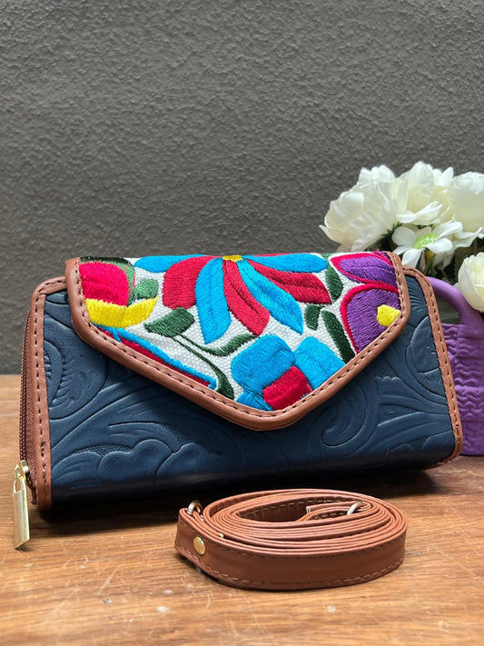 CARTERA PIEL TAPA BORDADA AZUL MARINO/FONDO BLANCO Y FLORES COLORES