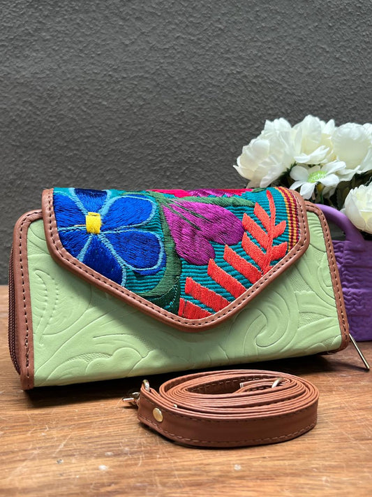 CARTERA PIEL TAPA BORDADA VERDE LIMON