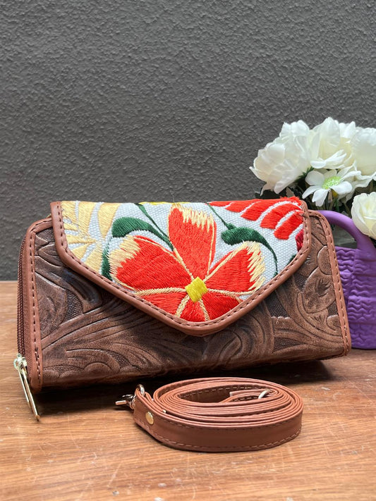 CARTERA PIEL TAPA BORDADA MADERA FLORES VERDE