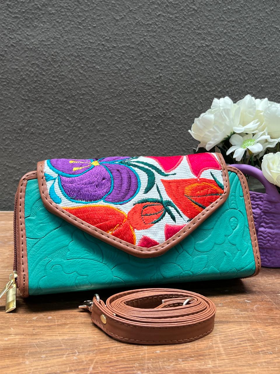 CARTERA PIEL TAPA BORDADA VERDE BANDERA