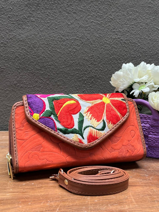 CARTERA PIEL TAPA BORDADA NARANJA