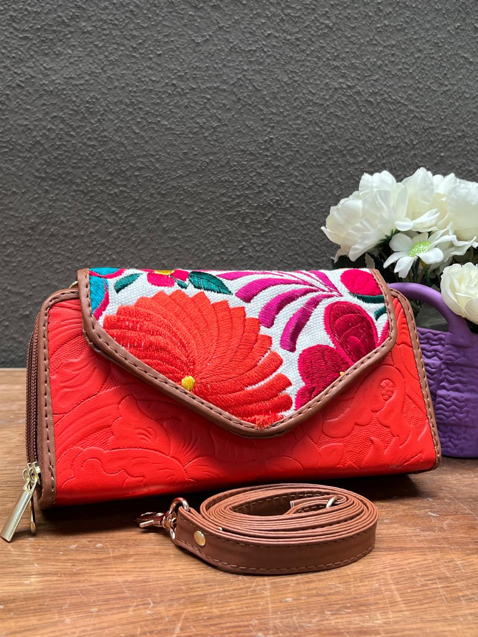 CARTERA PIEL TAPA BORDADA NARANJA