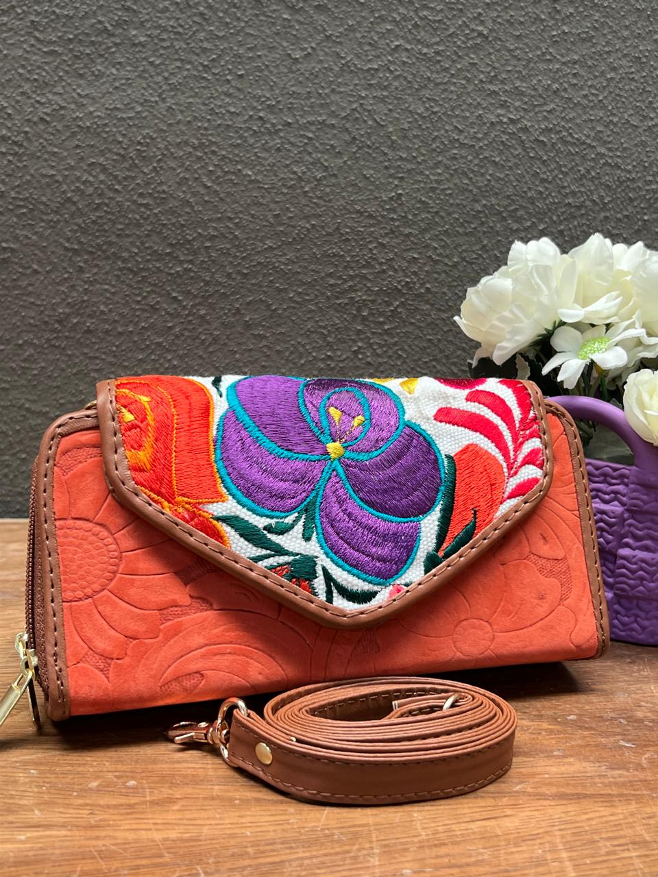 CARTERA PIEL TAPA BORDADA NARANJA