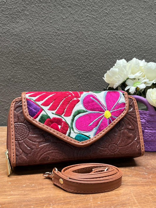 CARTERA PIEL TAPA BORDADA COÑAC FONDO BLANCO