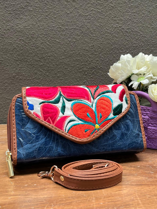 CARTERA PIEL TAPA BORDADA MARINO/AVEJENTADO FONDO BLANCO Y FLORES