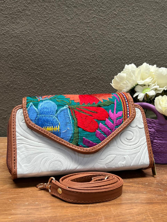 CARTERA PIEL TAPA BORDADA GLACIAL FONDO VERDE