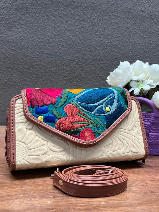 CARTERA PIEL TAPA BORDADA BETUN FONDO VERDE