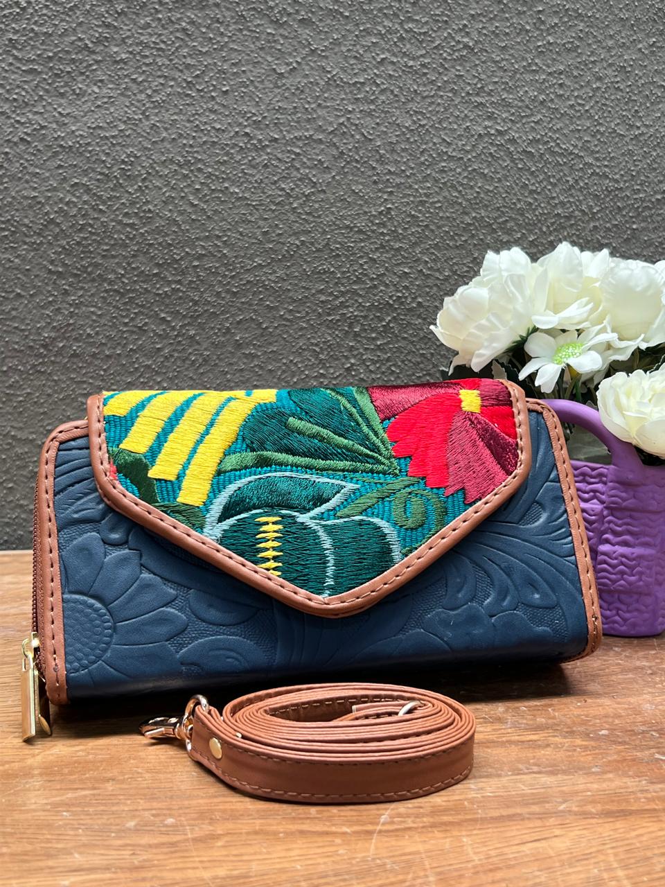 CARTERA PIEL TAPA BORDADA MARINO/ FONDO VERDE Y FLORES