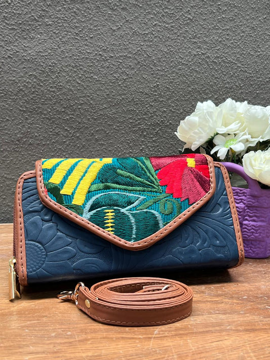 CARTERA PIEL TAPA BORDADA MARINO/ FONDO VERDE Y FLORES