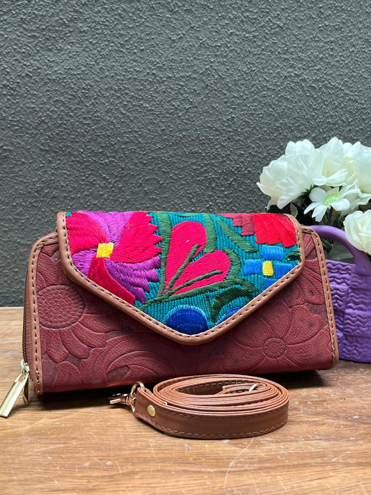 CARTERA PIEL TAPA BORDADA MERLOT FONDO VERDE