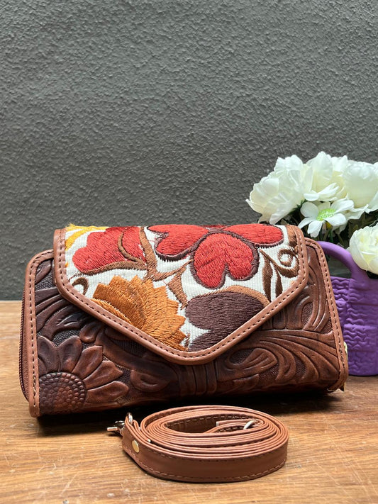 CARTERA PIEL TAPA BORDADA COÑAC