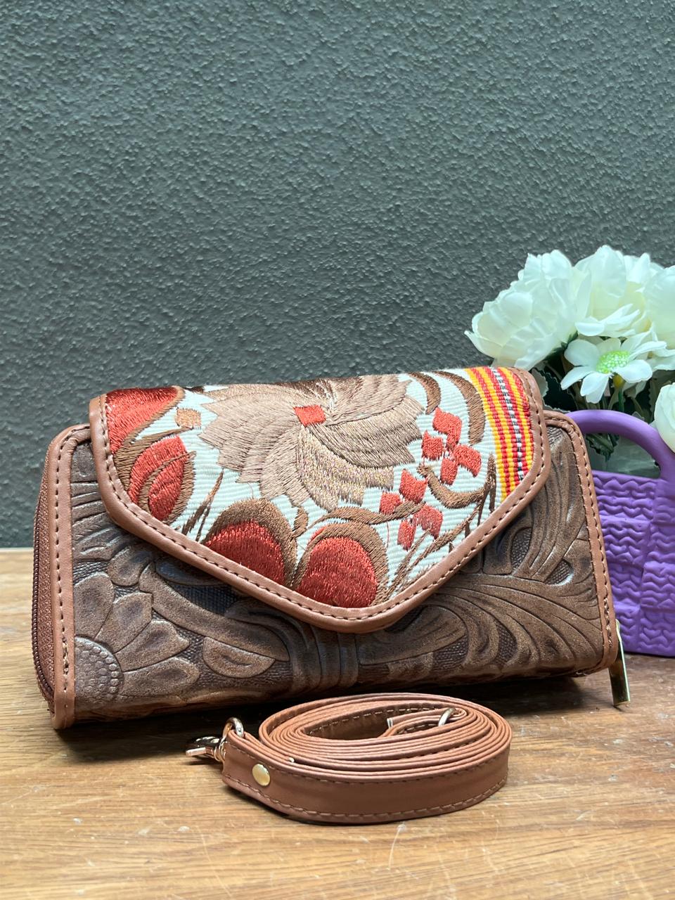 CARTERA PIEL TAPA BORDADA MADERA FLORES