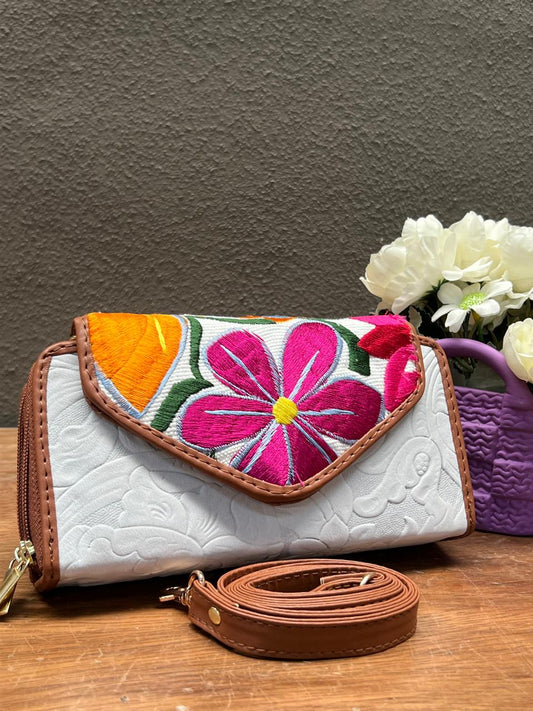 CARTERA PIEL TAPA BORDADA GLACIAL FONDO BLANCO
