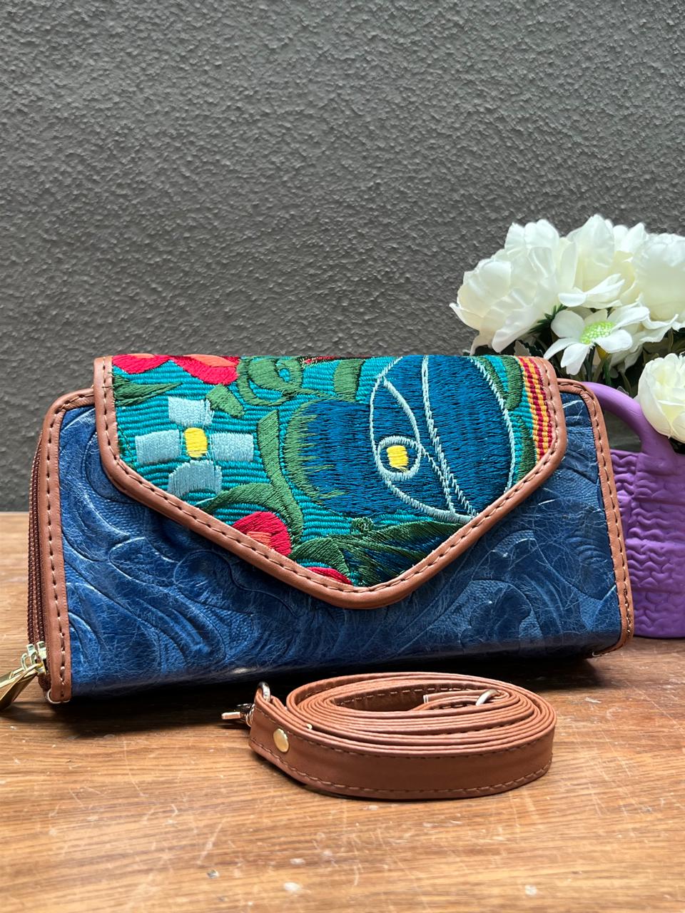 CARTERA PIEL TAPA BORDADA MARINO/ FONDO VERDE Y FLORES