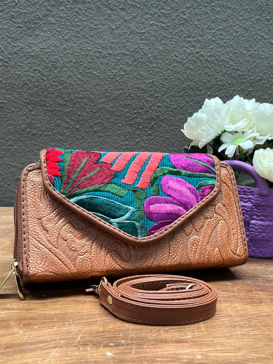 CARTERA PIEL TAPA BORDADA LADRILLO FONDO VERDE