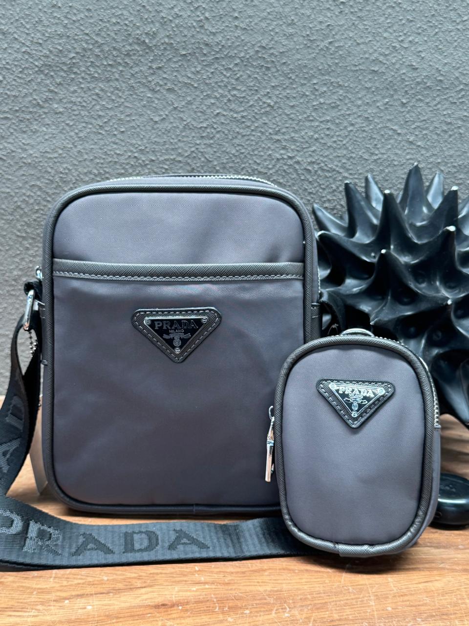 DUO CROSSBODY Y MONEDERO PRADA GRIS