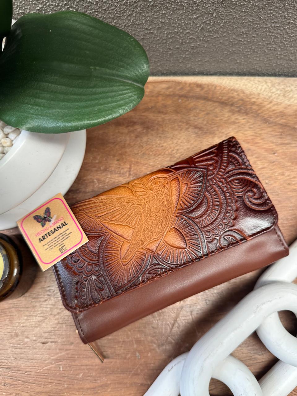 UB CARTERA NAYELI FLOR COLIBRI MARRON