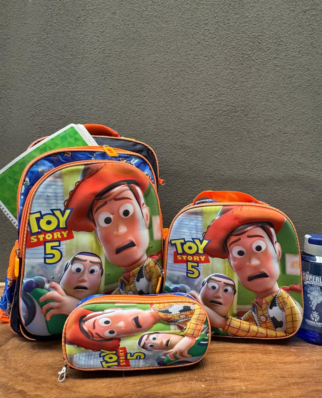 COMBO ESCOLAR TOY STORY 5 NEGRO/AMARILLO