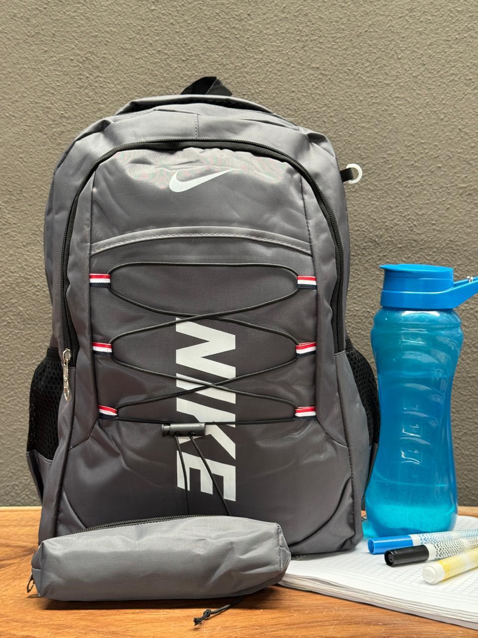 MOCHILA CON LAPICERA NIKE AGUJETA GRIS