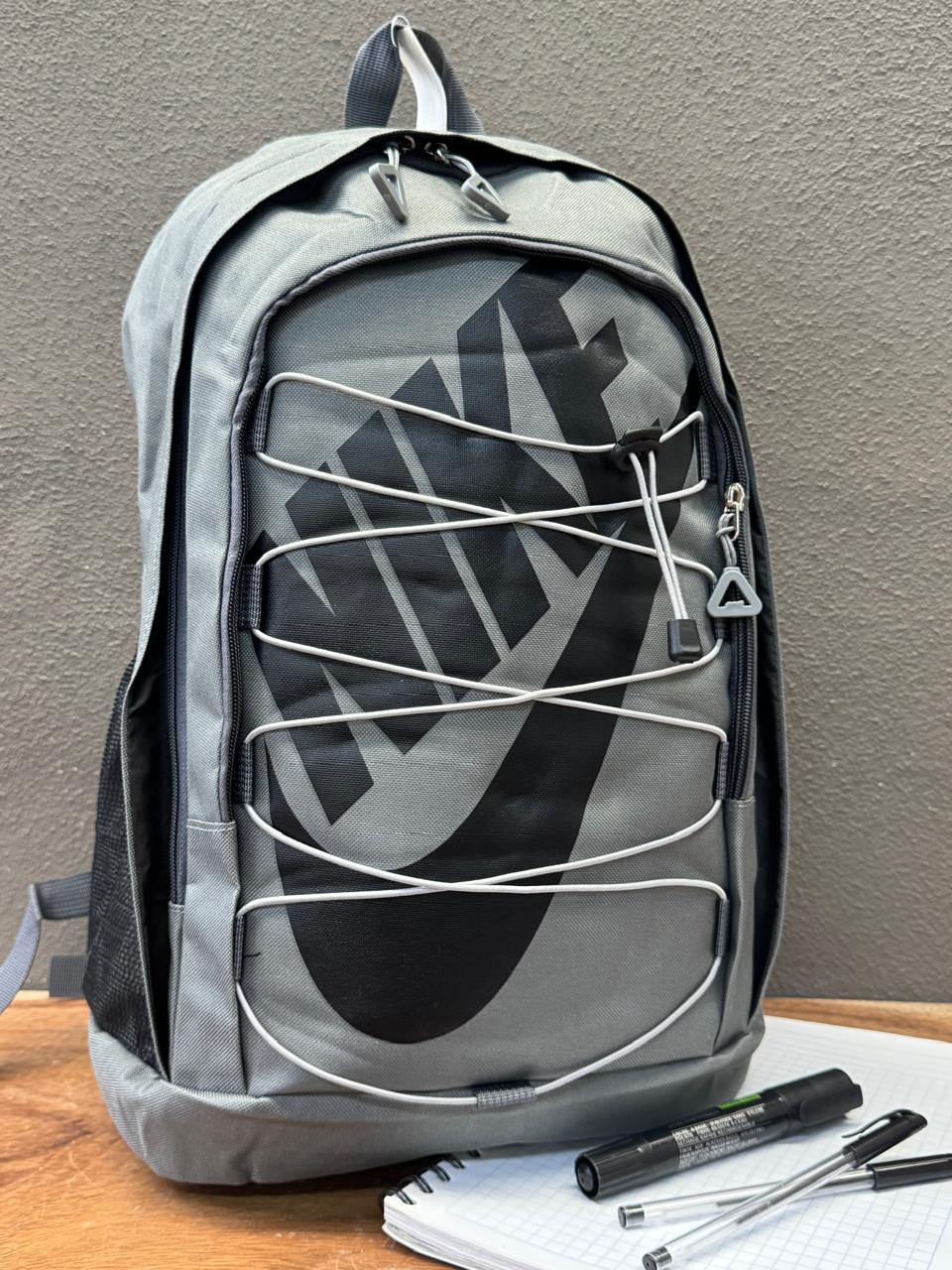 MOCHILA NIKE AGUJETA GRIS/NEGRO