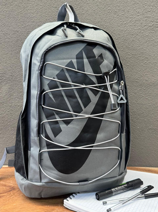 MOCHILA NIKE AGUJETA GRIS/NEGRO