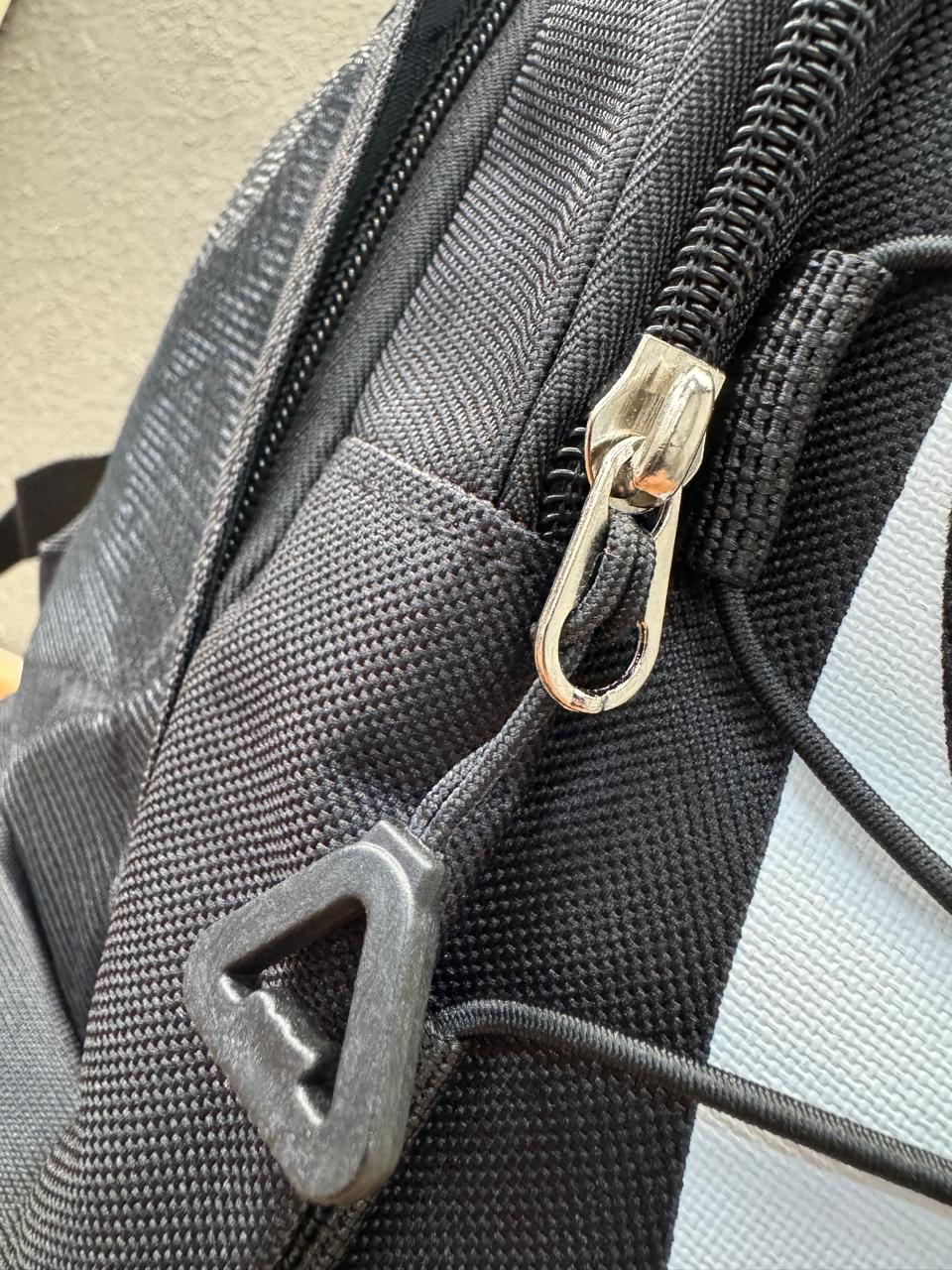 MOCHILA NIKE AGUJETA GRIS/NEGRO