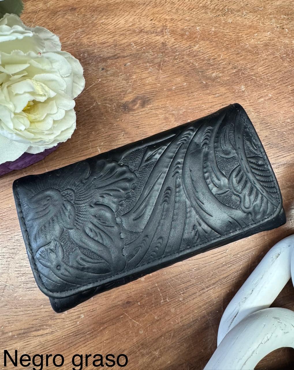 CARTERA CINCELADA EVORA NEGRO GRASO