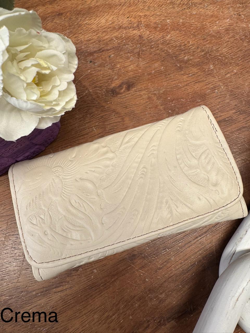 CARTERA CINCELADA EVORA CREMA GRASO