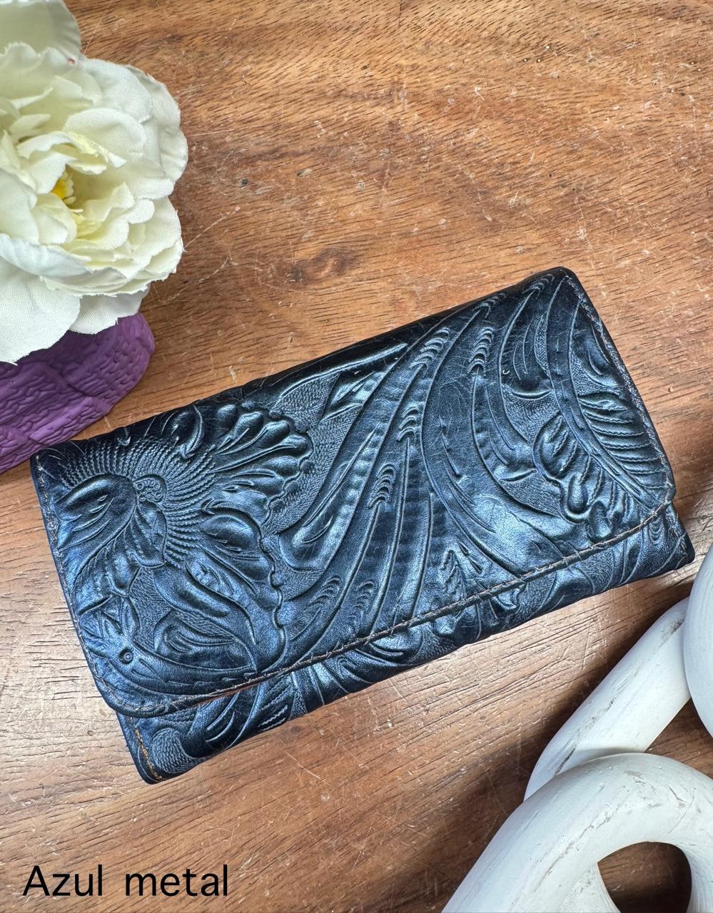 CARTERA CINCELADA EVORA AZUL METAL