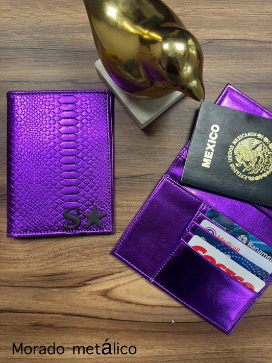 PORTAPASAPORTE IND. MORADO METALICO