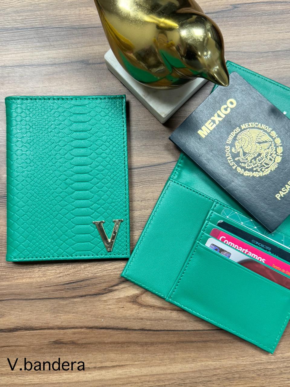 PORTAPASAPORTE IND. VERDE BANDERA