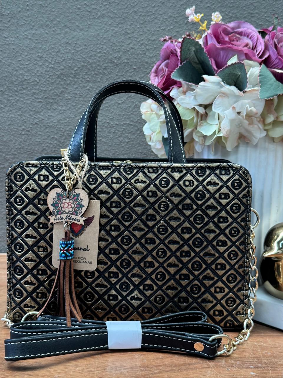 DB CROSSBODY GRABADO DUBAI COLOR NEGRO/DORADO