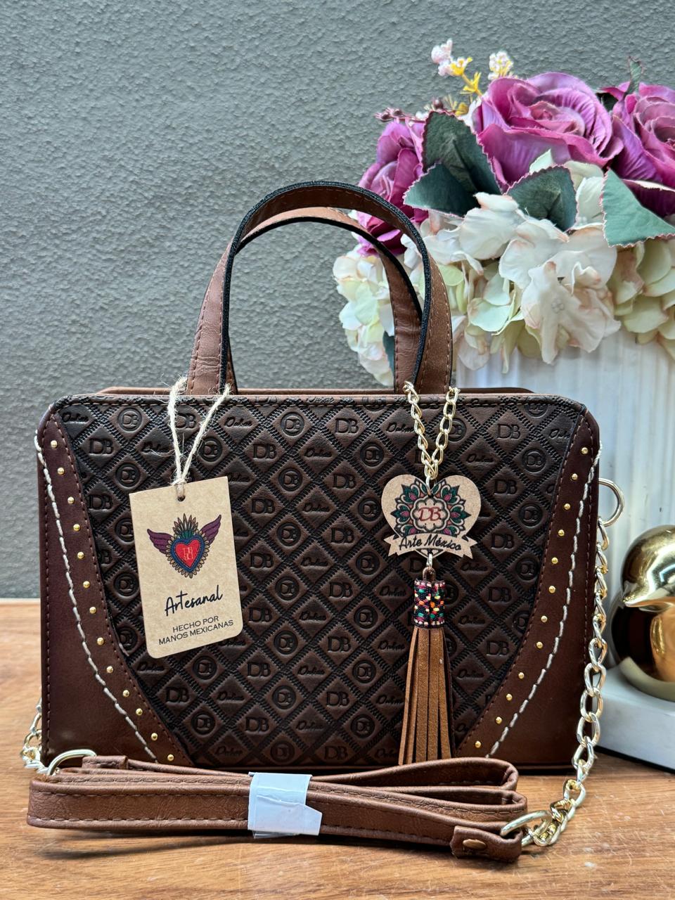 DB CROSSBODY GRABADO DUBAI COLOR CHOCOLATE