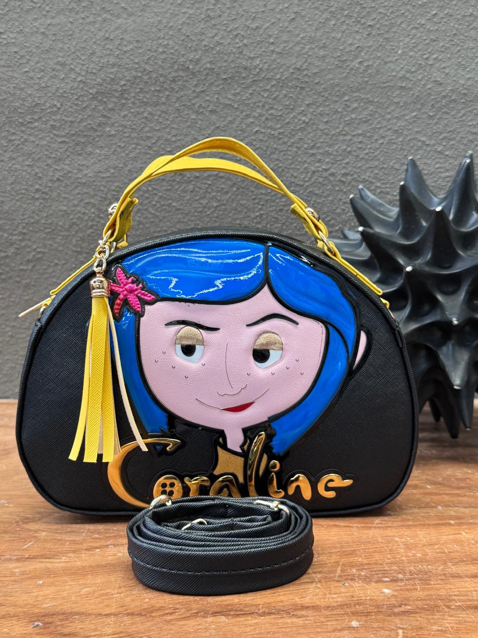 MALETITA PERSONAJE CORALINE NEGRO/AMARILLO