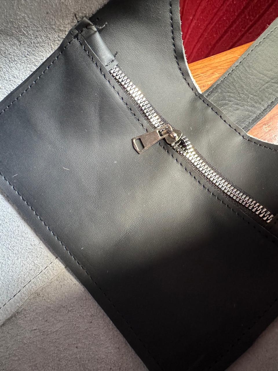 BOLSO MONTANA PELO Y BARBAS NEGRO