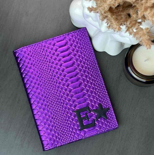 PORTAPASAPORTE IND. MORADO METALICO