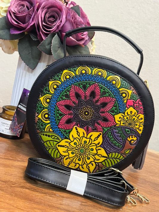 CIRCULAR ARTESANAL GRABADO MANDALA PIEL NEGRO