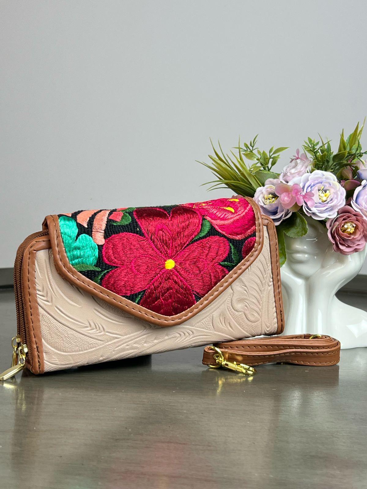 CARTERA PIEL TAPA BORDADA MAQUILLAJE