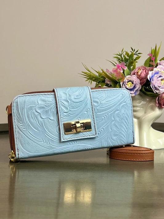 CARTERA PIEL BROCHE AZUL CIELO