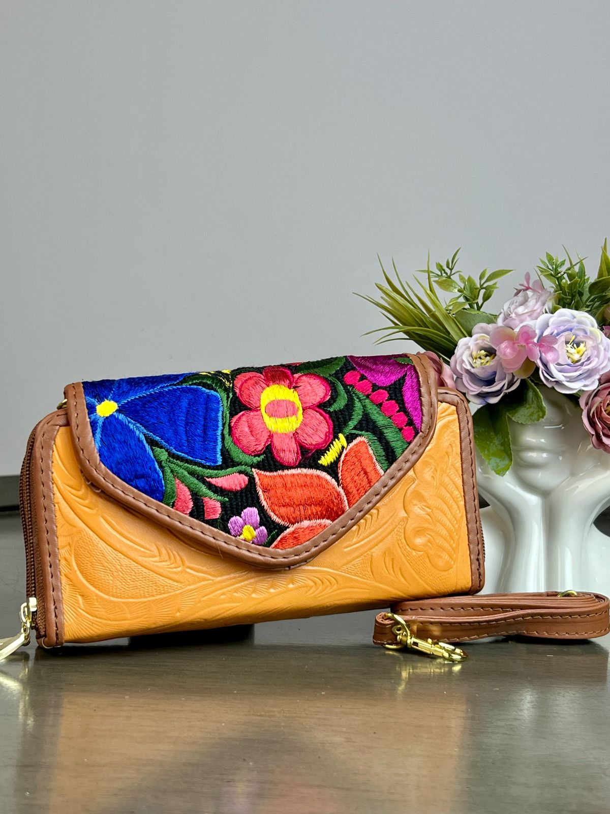 CARTERA PIEL TAPA BORDADA PLATA
