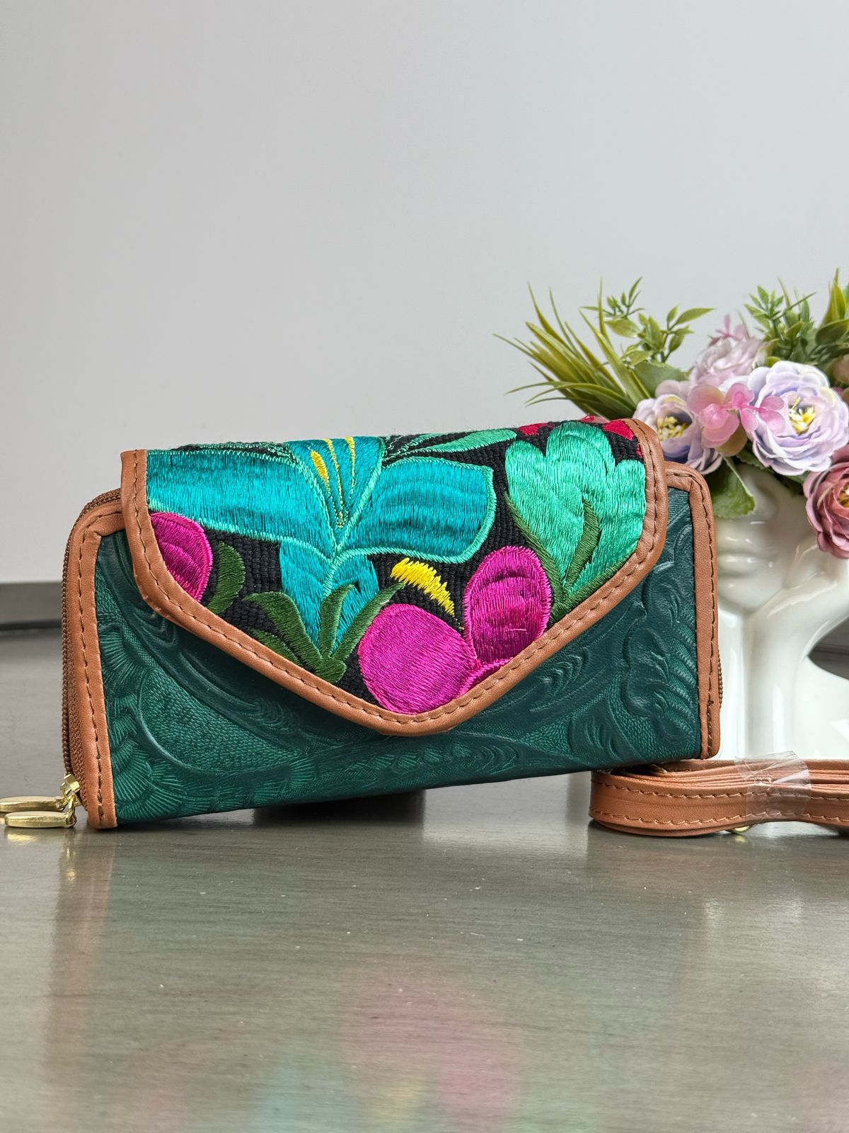 CARTERA PIEL TAPA BORDADA VERDE ESMERALDA